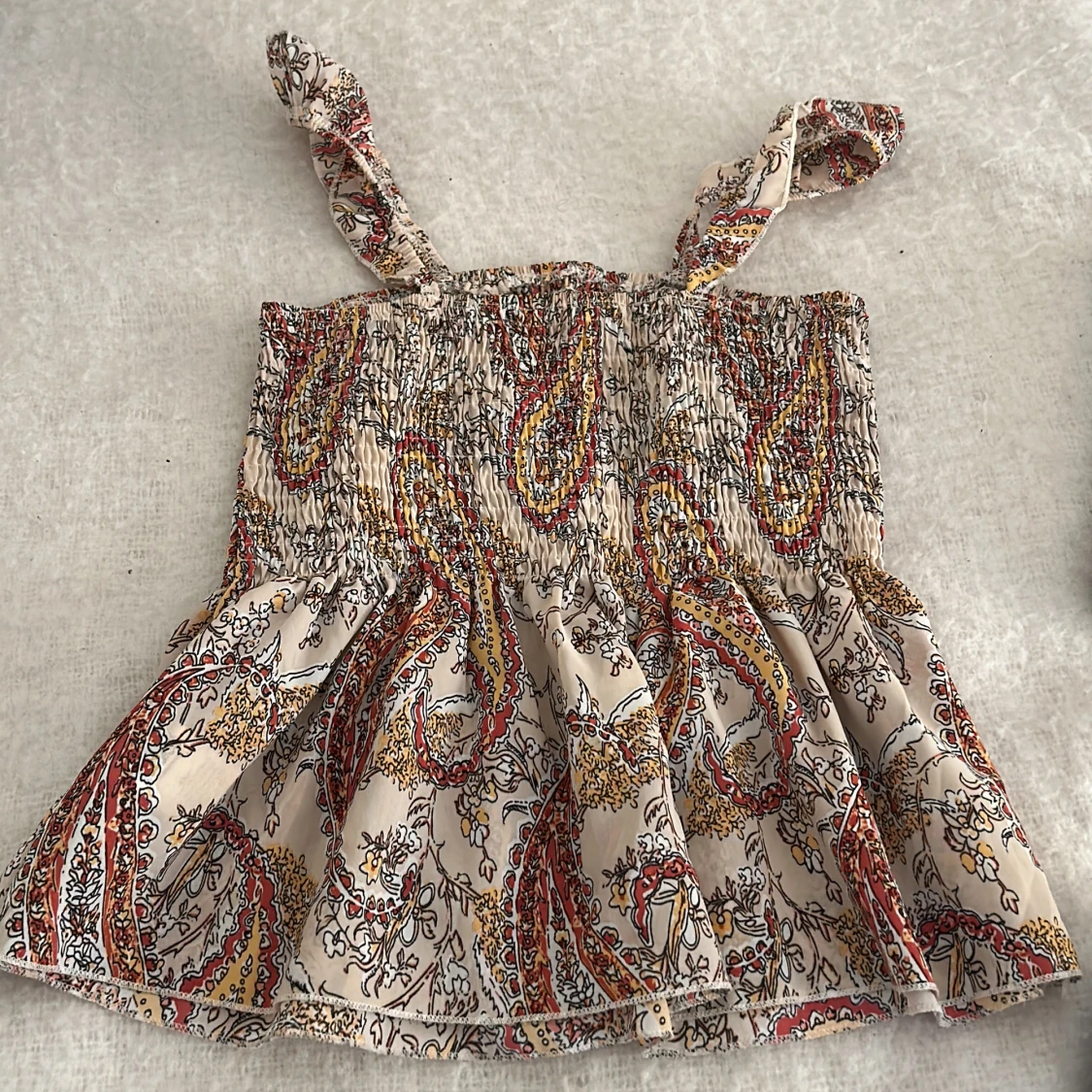 Beige paisleymönstrad linnetopp