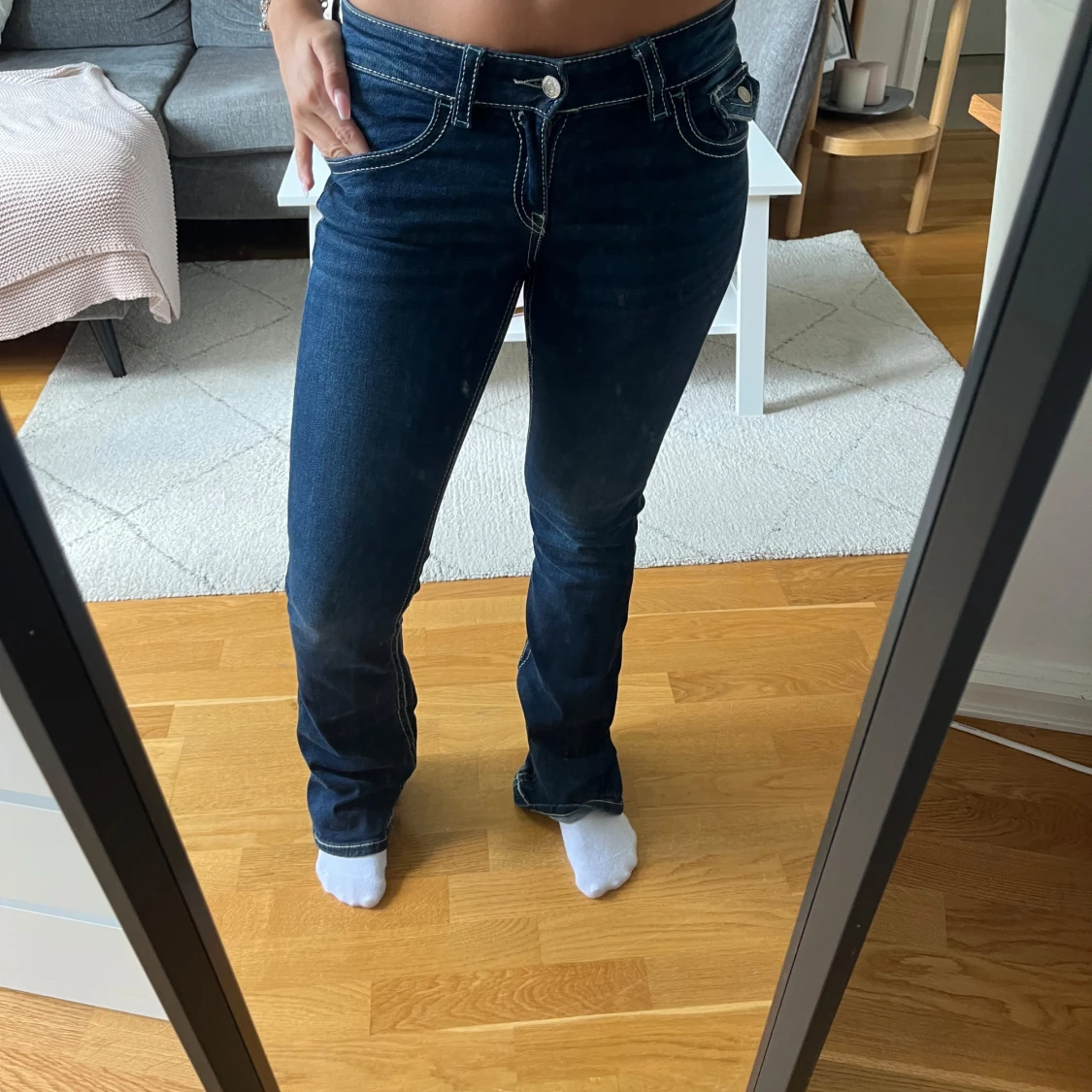 Mörkblå bootcut jeans med kontrastsömmar