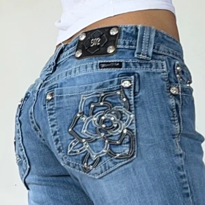 Miss me jeans - Snygga ljusblå miss me jeans med låg midja & bootcut💕midjemått 82cm & innerben 87cm💕stretchiga💕 stora på mig. Jag är 165