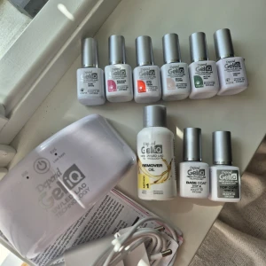 Depend GeliQ UV/LED gelkit med färger - ny pris: ca 1100kr, mitt pris: 450kr!! Komplett Depend GeliQ gelkit med UV/LED-lampa, remover oil, base coat, top coat och sex olika gel-lack💕open your heart, suit so nice, bahamas dreams, french pink är inprincip fulla och dom andra två har mer än hälften kvar. jag ansvarar inte för användningen av produkten efter köp!