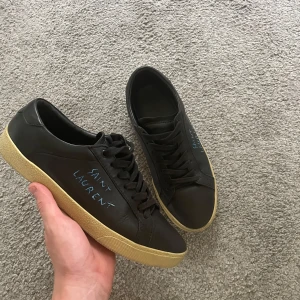 Svarta Saint Laurent sneakers  - Säljer ett par riktigt schyssta saint Laurent sneakers, skick 9/10, storlek 41 men passar även som 42/43, hör av dig om det är något du undrar över mvh PC 🍾🍾🍾