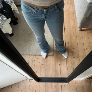 Low waist bootcut jeans - Säljer ett par snygga bootcut jeans från lager 157 i ljusblå tvättad denim. Modellen är lågmidjad. Jeansen har dragkedja och knapp framtill, samt coola slitningar för en avslappnad vibe. 