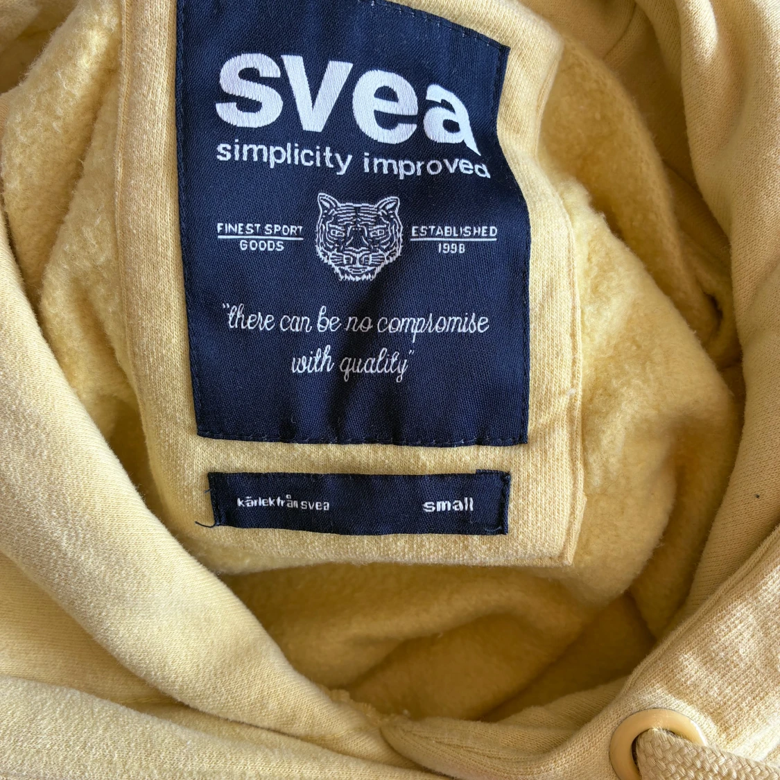 Gul hoodie från Svea  - 1