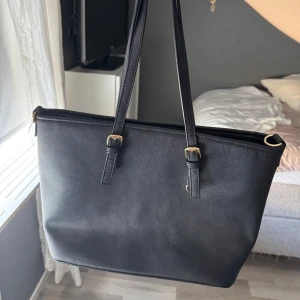 väska - perfekt till skolan, får plats med en dator