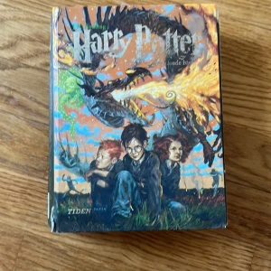 Harry Potter och den flammande bägaren - Följ med på ett magiskt äventyr där drakar, spänning och vänskap står i centrum! Den här boken har ett färgstarkt omslag med episka illustrationer som lockar till läsning för dig som gillar fantasy och action. Perfekt för ungdomar och unga vuxna.