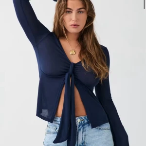 Mörkblå omlottopp med knyt - Snygg mörkblå omlottopp från Gina Tricot som aldrig kommit till användning