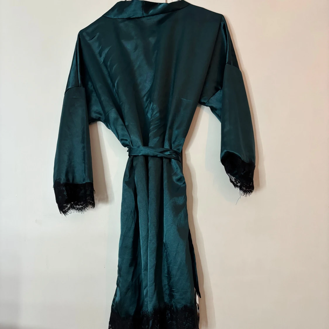 Mörkgrön morgonrock med spets - 1