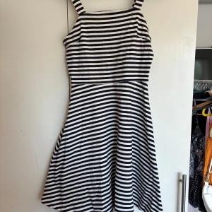 Randig sommarklänning Holly & Whyte - Mer som en stl S 