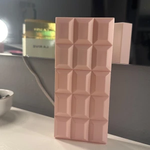 Sweet Tooth parfym av Sabrina Carpenter 75ml  - Sweet Tooth är en parfym i en ljusrosa flaska formad som en chokladkaka. Doften har söta toner av marshmallow, choklad, kanderad ingefära och bergamott, med hjärtnoter av vanilj från Madagaskar, kokosmjölk och jasmin. Perfekt för dig som älskar gourmanddofter! Denna är endast testad!