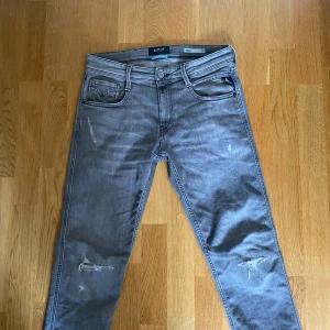 Replay Anbass Jeans - Sjukt feta replay jeans med slitningar🥰 Inga defekter eller fläckar, riktigt bra skick✅ Storlek: 30x32 och passformen är slim fit