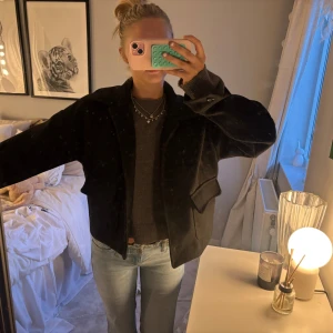 Svart kappa  - Jötte snygg och skön kappa som passar perfekt nu till hösten 