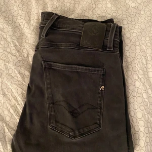 Replay anbass Jeans - Säljer ett par svarta Replay Anbass jeans i storleken 30-34 och skicket är 10/10. Säljer pga fel storlek. PRISET KAN DISKUTERAS