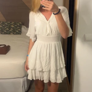 Vit kort klänning  - Supersöt vit kortklänning 