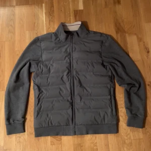 Hacket London cardigan  - Hacket London jacka i ny skick. Ny pris 4199kr. Vid frågor tveka inte på att skriva. MVH Oskar 