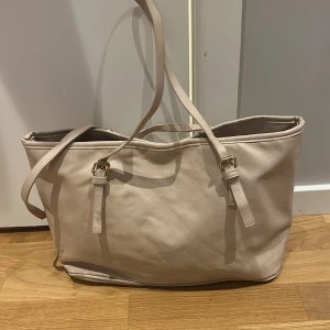 Väska  - Supersöt, rosa/beige väska. Har lite fläckar, som kanske går bort (har inte testat själv). Perfekt som skol/jobbväska en dator får plats plus lite till. 