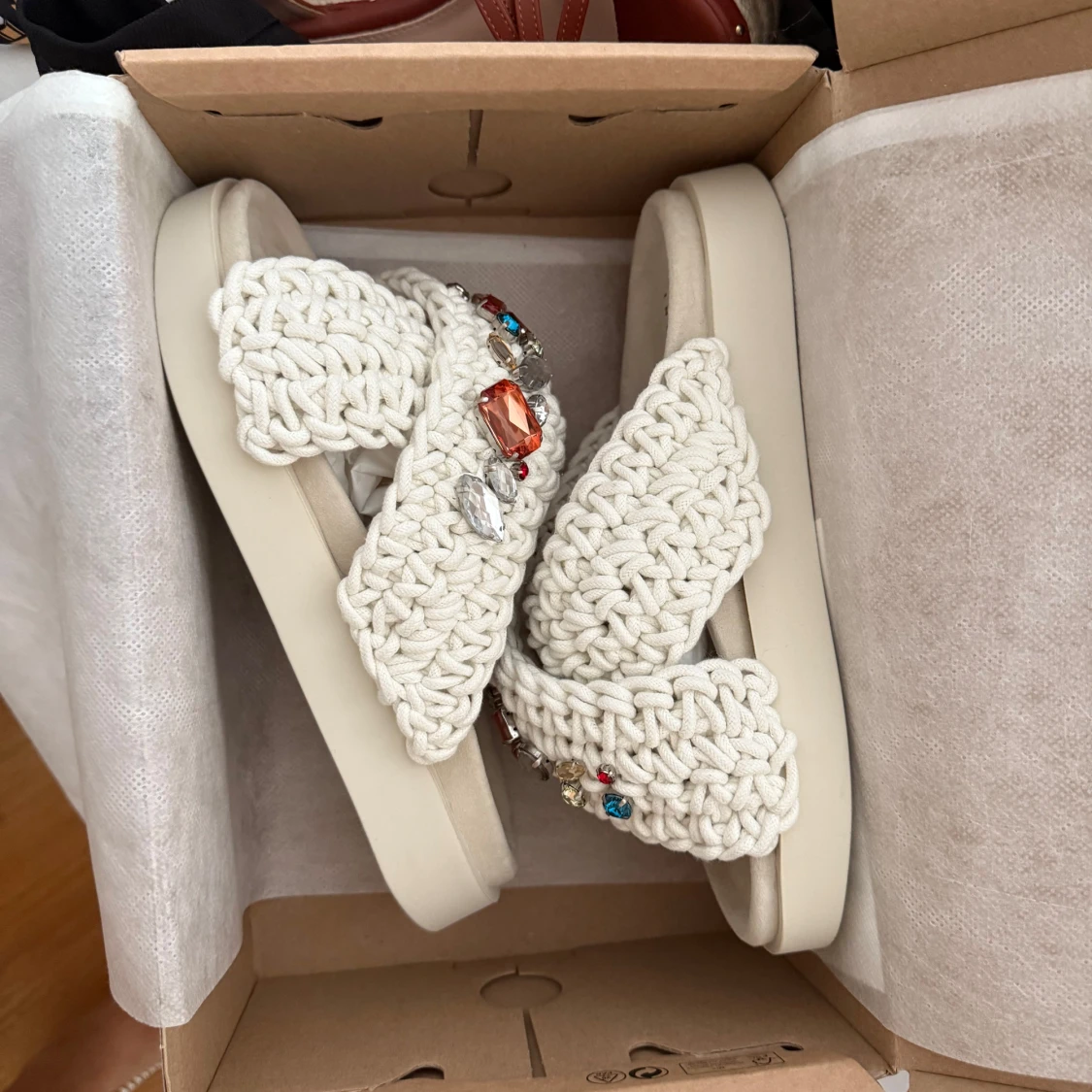 Vita sandaler med pärlor från Inuikii - 1