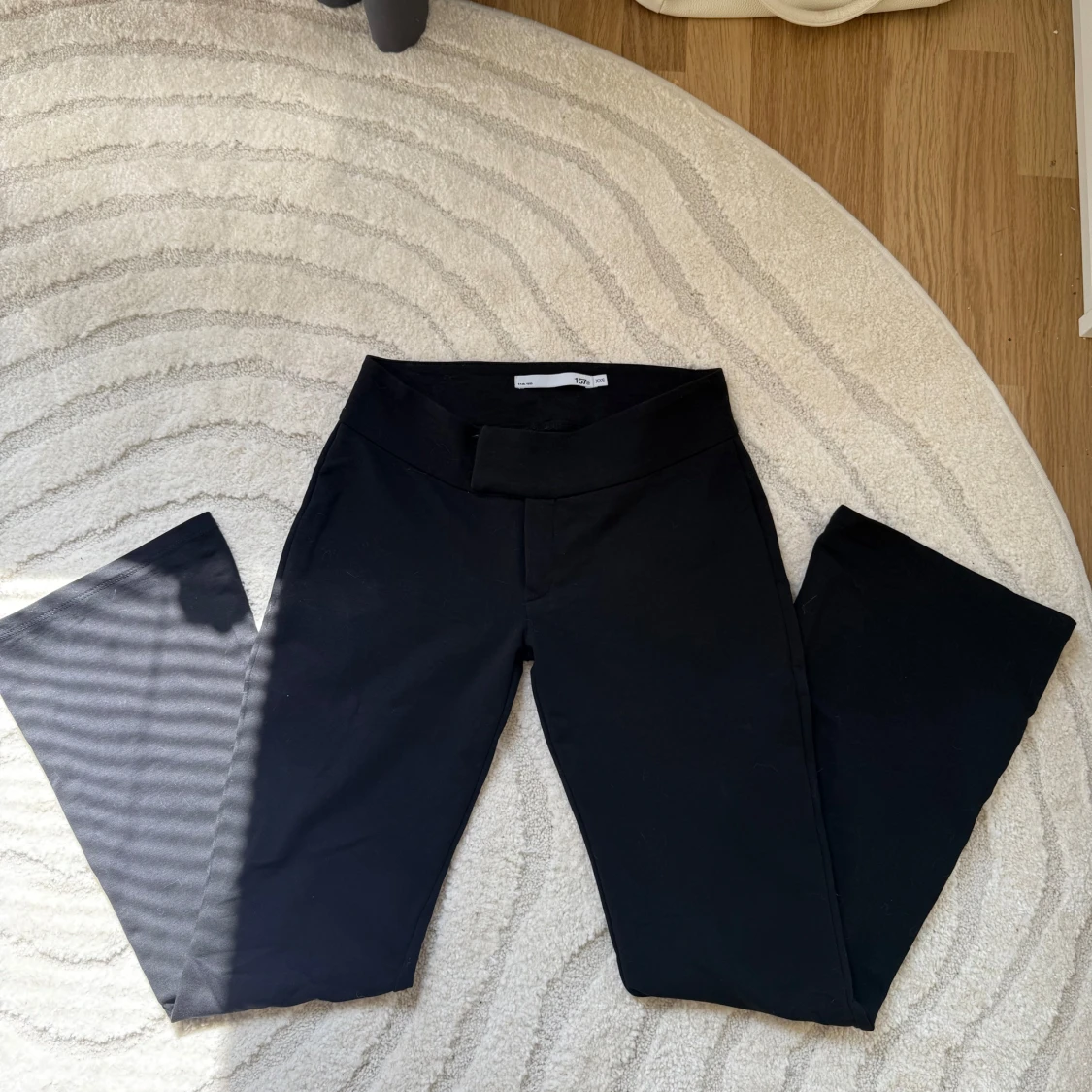 Svarta lågmidjade byxor