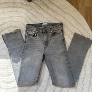 Grå jeans  - Ett par grå jeans från Zara med raka ben och slits nertill. 