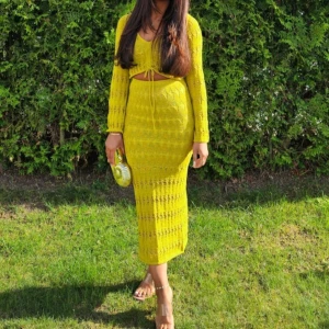 Gul stickad set med snörning - Säljer en cool gul stickad set med snörning i midjan och långärmade detaljer. Settet har ett unikt mönster och är perfekt för sommarens alla tillfällen. Den är figurnära och har en croppad överdel som ger en trendig look.