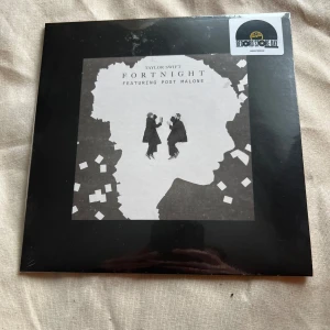 Fortnight Taylor Swift RSD Vinyl - Exklusiv Record Store Day 2025-utgåva av 'Fortnight' av Taylor Swift, med Post Malone. Helt oöppnad. Pris kan eventuellt diskuteras 