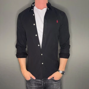 Ralph lauren skjorta - Hej säljer nu min fina Ralph lauren skjorta i storlek S. Den är i nyskick och kommer vara otroligt snygg på sommaren. Nypris cirka 1600kr! Vi kommer att sälja liknande produkter nu i sommar så glöm inte följa profilen!🌊🍾