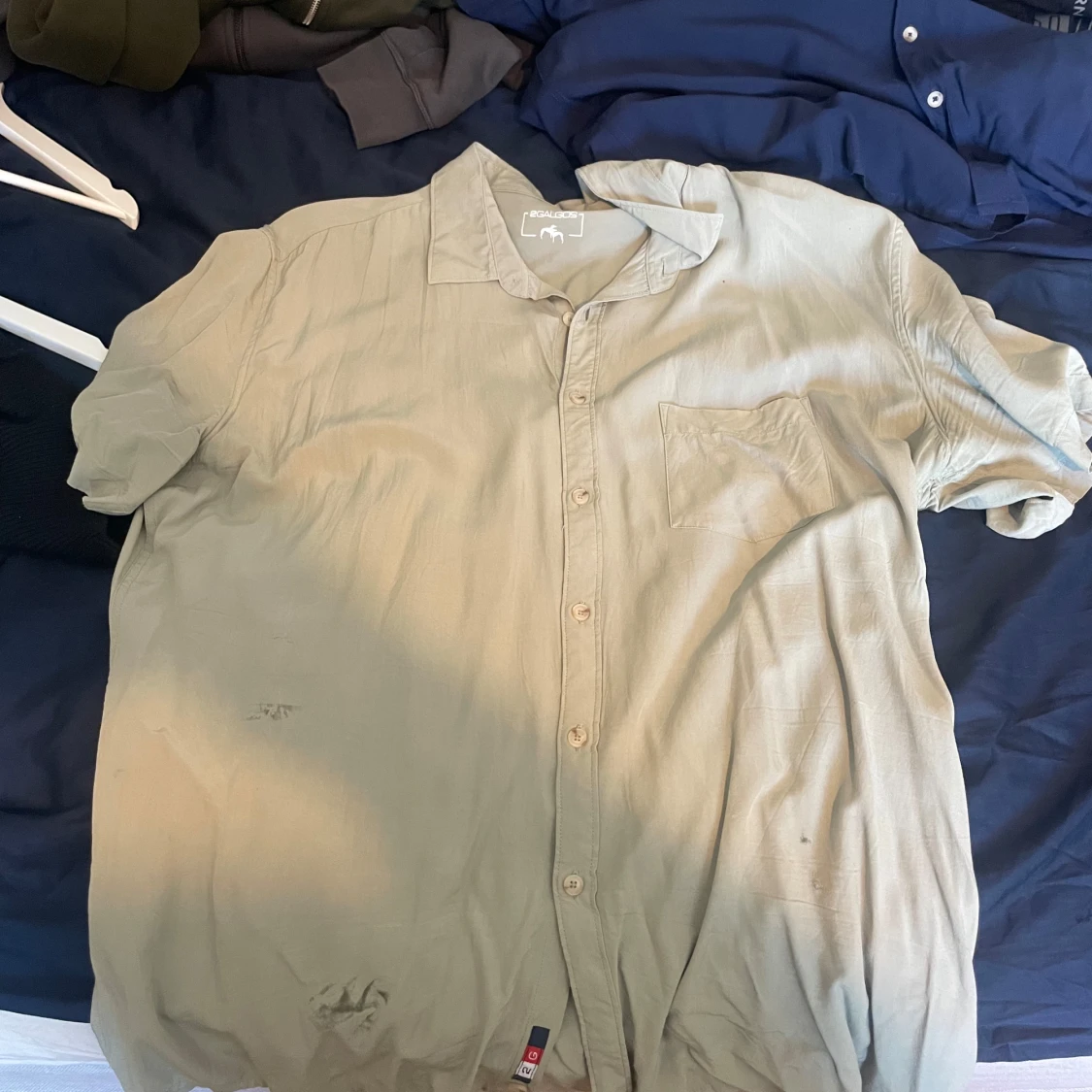 Två skjortor från Equalized, blå & oliv grön