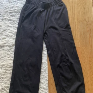 Byxor - Svarta tunna mysbyxor från lager 157. Storlek S, men de har ganska korta ben. 70% modal, 30% polyester. 