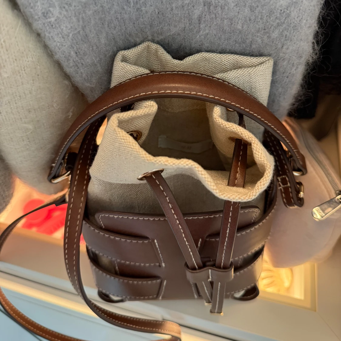 Brun och beige bucket bag från H&M - 2