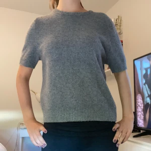 Mörkgrå stickad trekvartsärmad tröja Zara - Mysig grå stickad tröja från Zara i storlek S. 100% ylle. Tröjan har korta ärmar, rund halsringning och bred ribbad kant nedtill och vid ärmsluten. Säljer pågrund av att plagget inte kommer till användning. 