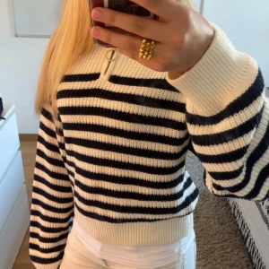 Randig stickad half zip tröja🥰 - Säljer en snygg stickad tröja med svartvita ränder och half zip med metallring i dragkedjan. Tröjan har ribbade muddar och krage, samt långärmade ärmar. Perfekt för dig som gillar chill och stilren look. Sällan använd, därav inga defekter. Storlek XS men skulle säga att den passar bättre i S. Jag är ca 165💓💓💓
