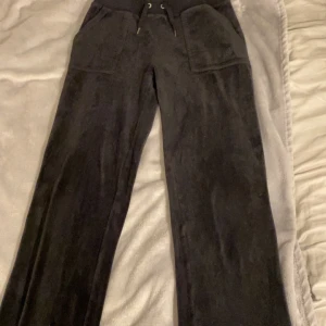 Svarta mjukisbyxor i sammet - Juicy couture byxor, använda flera gånger, jätte sköna, snörena är trasiga och på ena benet har jag råkat spilt lim på de så det ser ut som ett bränn märke men det är bara lim annars är de hela och jätte sköna att ha på sig! Och för de som undrar så är det äkta juicy. 