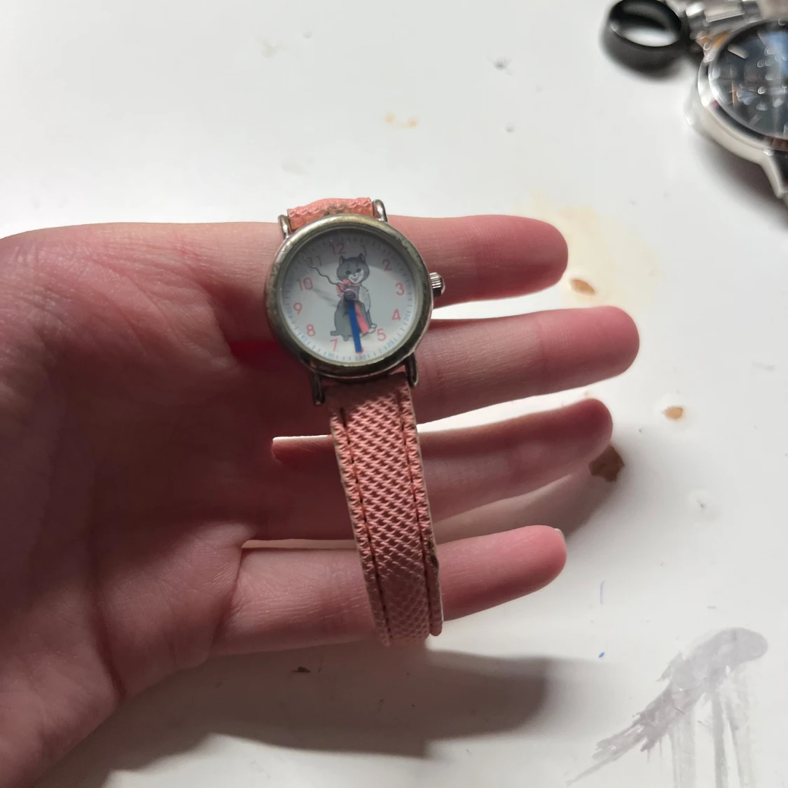 Rosa barnklocka med kattmotiv