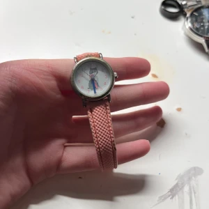 Rosa barnklocka med kattmotiv - Söt liten klocka med rund urtavla och ett gulligt kattmotiv i mitten. Tyvärr funkar den inte men de går fixa hos någon😇