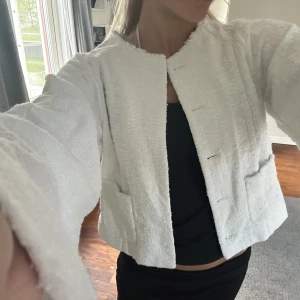  kofta från Dagmar - Kofta från Dagmar, använd ett fåtal gånger🫶🏼som ny. Vida armar och två fickor på sidorna (obs inga knappar så den kan inte stängas)
