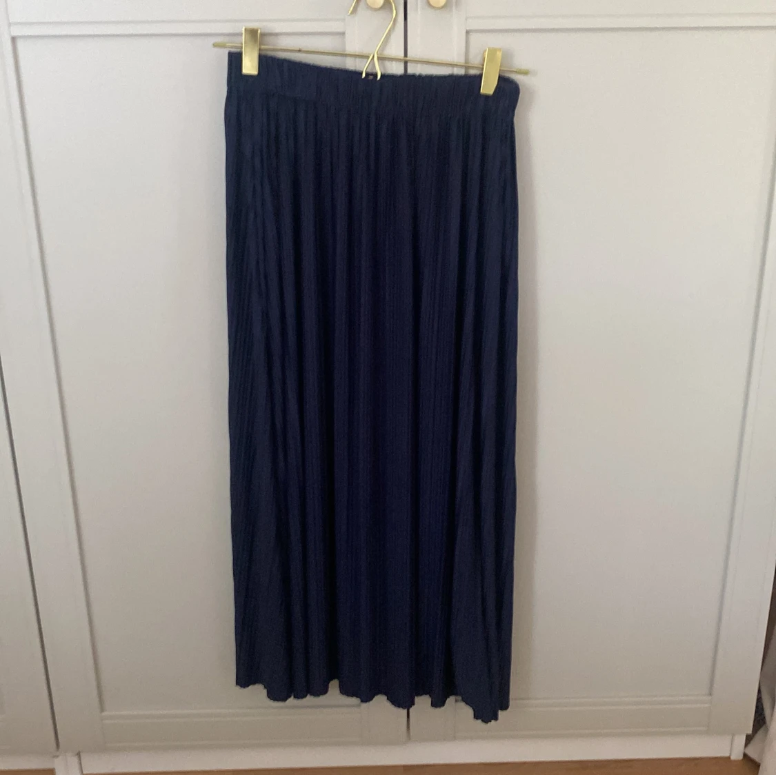 Mörkblå plisserad långkjol Samsøe Samsøe