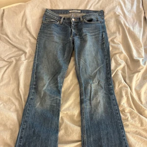 Blå low-waisted bootcut jeans från Fornarina - Snygga blå jeans från Fornarina med klassisk bootcut-modell. Jeansen har fem fickor, ljus tvätt och coola kontrastsömmar på bakfickorna. Tillverkade i slitstarkt denim med en skön passform och normal midja.