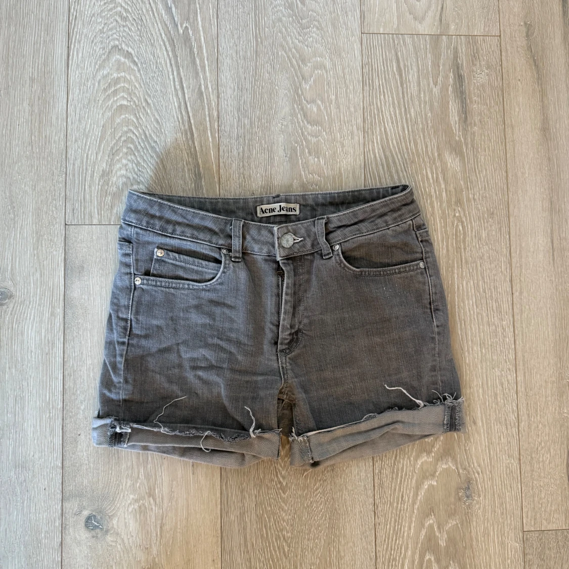 Grå jeansshorts från Acne Jeans
