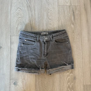 Grå jeansshorts från Acne Jeans - Snygga grå jeansshorts från Acne Jeans med upprullade benslut och råa kanter. 