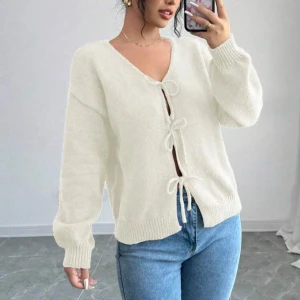 Vit kofta med knyt från SHEIN - Superfin vit kofta från SHEIN i mjuk polyester. Koftan har v-ringning, långa ärmar och tre söta knyt framtill som ger en trendig look. 