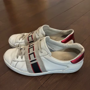 Gucci ace band - Skick 7/10 Size 43 Inget og Fraktas runt hela eu, kan mötas upp i närhet av norrköping.  Hör av er för frågor🙌🏻 
