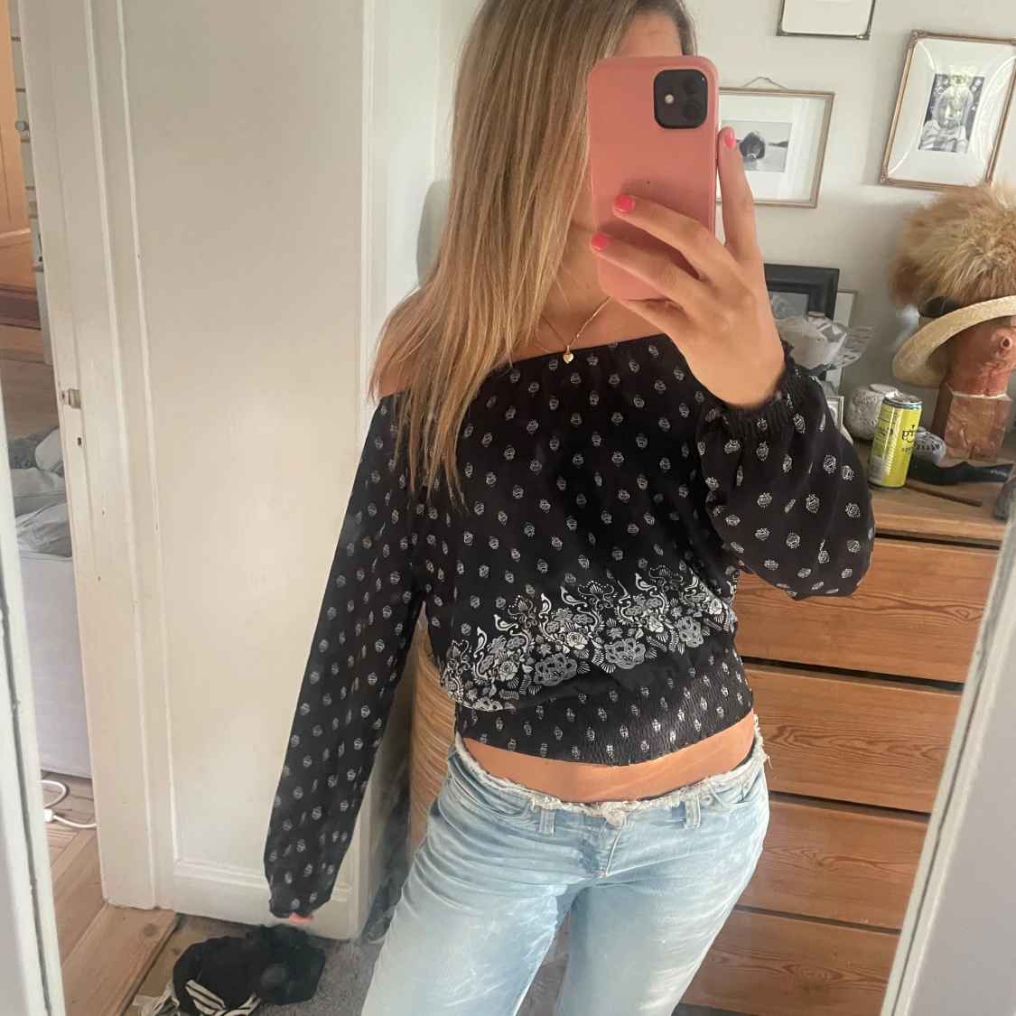 Svart offshoulder blus med mönster - 1