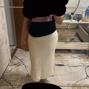 Ribbad stickad långkjol - Säljer en beige ribbad stickad långkjol med prislapp kvar. Den är väldigt skön och bekväm 