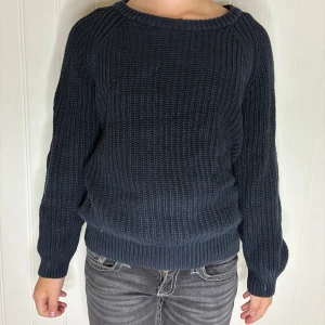 Mörkblå stickad tröja från Pelle P - Mörkblå stickad tröja från Pelle P med grov struktur och rund hals. Tröjan har långa ärmar och en liten logotyp på ena ärmen. Säljer på grund av att den är för liten för mig. Pris kan diskuteras❤️