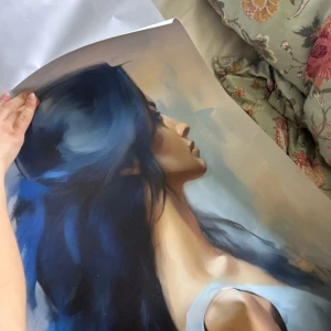 AI-genererad konst 50x70 cm Desenio - Två stycken AI-genererade konstverk i storleken 50x70 cm. Det ena verket föreställer en profil av en kvinna med blått hår mot en mjuk bakgrund. Det andra verket är en abstrakt målning i blåa och svarta toner. Perfekt för att ge en modern touch till ditt hem. Aldrig använda. Orginalpris på hemsidan för dessa två är över 1000kr