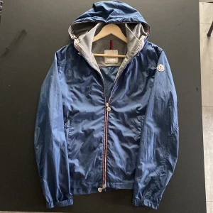 Moncler jacka - Säljer nu denna sjukt snygga moncler vindjackan! Modellen heter Urville Giubbotto. Storlek 4, passar M/L! Skick 9/10, inga defekter (endast lite skrynklig). Nypris 9000kr, mitt pris endast 2399 (STEAL). Hör av er vid funderingar.