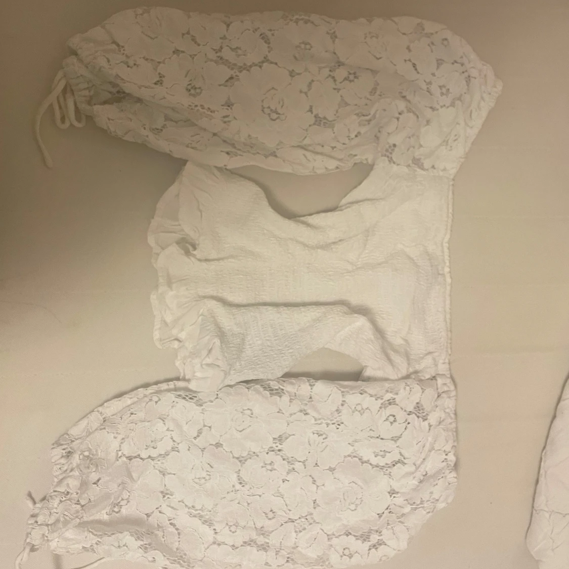 Vit topp med snöre från new yorker