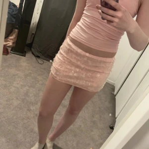 Rosa minikjol - Super fin och glittrar fint men aldrig använd tycker den är lite för kort för mig det är inbyggda shorts