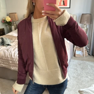 Vinröd bomberjacka  - Säljer en snygg vinröd bomberjacka från New Look! 💘😋 perfekt vår jacka