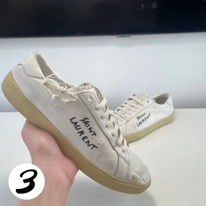 Saint Laurent - Tjena, säljer nu dessa feta saint Laurent dojjor i bra skick👍 Skick: 8/10✅ Slitningarna är design👌 Nypris: 6000kr‼️❌ Vårt pris: 2799kr👍✅, storlek 44, Skriv vid frågor och funderingar🙌 /3Wardrobe📌