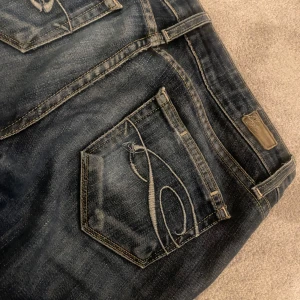 Bootcut lowwaist jenas - As snygga, popurlära lowwaist Bootcut jeans. Små skada mellan benen men kan lätt sy tillbaks, kom privat för skada❤️ midjemått:39/40 innerbenslängd:75